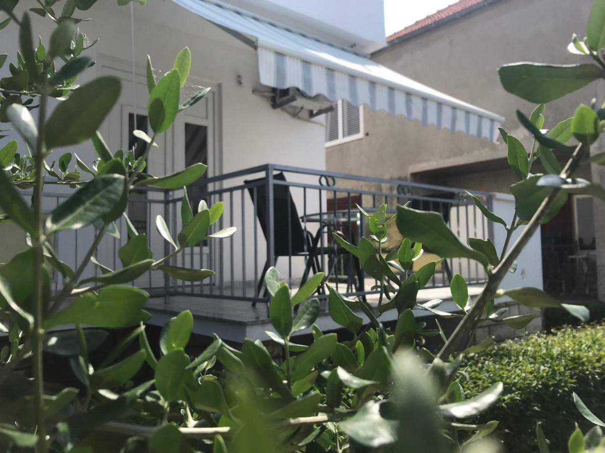 Bond With Private Parking Apartman